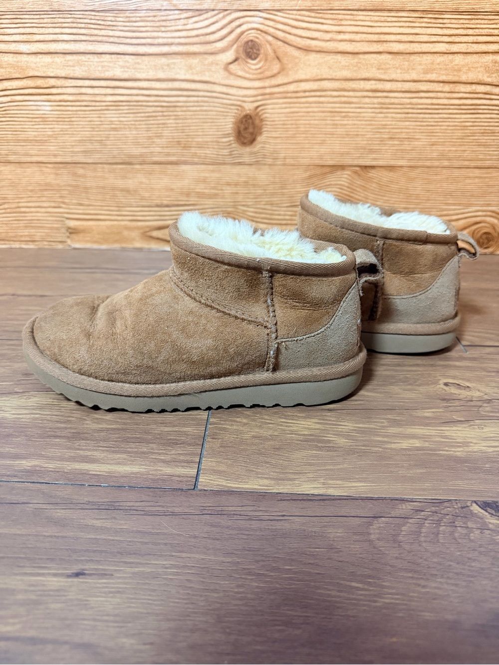 UGG Girls Classic Ultra Mini Boots Size 2 2C Chestnut Tan Snow Winter Cold